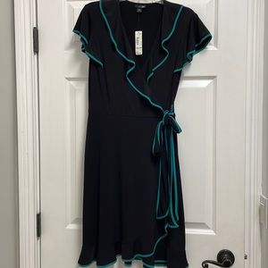 Wrap dress w/teal trim and tie. Flowy sleeves, neckline and hem. SZ M NWT